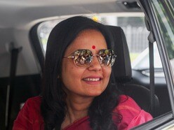 কৃষ্ণনগরের তৃণমূল সাংসদ মহুয়া মৈত্রকে ঘিরে হামলার অভিযোগে করা মামলায় আপাতত জরুরি শুনানি হল না কলকাতা হাই কোর্টে। 