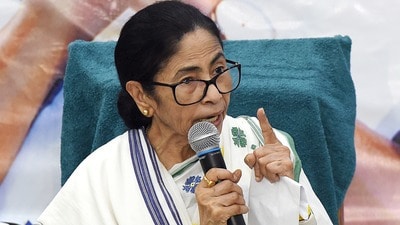 তৃণমূল কংগ্রেসের দলীয় নাম এবং ঘাসফুল প্রতীক নিয়ে এবার সুপ্রিম কোর্টের দ্বারস্থ হয়েছেন মমতা বন্দ্যোপাধ্যায়। (Sudipta Banerjee)
