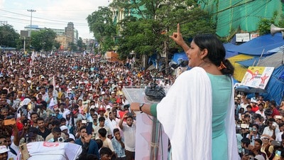 DYFI-র ‘ইনকিলাব’ সমাবেশ থেকে ধারাবাহিক লড়াইয়ের ডাক মীনাক্ষী মুখোপাধ্যায়ের (Alok Dey) DYFI-র ‘ইনকিলাব’ সমাবেশ থেকে ধারাবাহিক লড়াইয়ের ডাক মীনাক্ষী মুখোপাধ্যায়ের (Alok Dey)