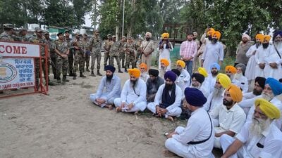 Akal Takht acting jathedar Giani Kuldeep Singh Gargaj with Sikh devotees at the India-Pak border in Dera Baba Nanak. (HT photo) Akal Takht acting jathedar Giani Kuldeep Singh Gargaj with Sikh devotees at the India-Pak border in Dera Baba Nanak. (HT photo)