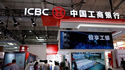 FILE PHOTO: People visit the Industrial and Commercial Bank of China (ICBC) booth at the 2021 China International Fair for Trade in Services (CIFTIS) in Beijing, China September 3, 2021. REUTERS/Florence Lo/File Photo (REUTERS)