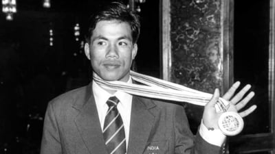 File photo of boxer Dingko Singh showing his gold medal in 1998. (PTI)