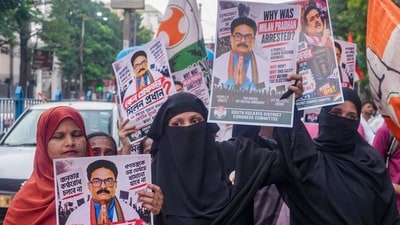 গত শুক্রবার পূর্ব মেদিনীপুরের চণ্ডীপুর এলাকা থেকে মিলন প্রধানকে গ্রেফতার করা হয়। (PTI) গত শুক্রবার পূর্ব মেদিনীপুরের চণ্ডীপুর এলাকা থেকে মিলন প্রধানকে গ্রেফতার করা হয়। (PTI)