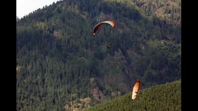 Paragliding enthusiasts in action in Kullu, Himachal Pradesh. (Aqil Khan /Ht) Paragliding enthusiasts in action in Kullu, Himachal Pradesh. (Aqil Khan /Ht)