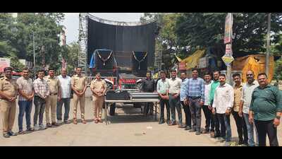 Police commissioner Vinay Kumar Choubey and senior officers had also held meetings with Ganesh mandal office-bearers and issued written instructions to comply with noise-control norms during immersion processions. (HT PHOTO)
