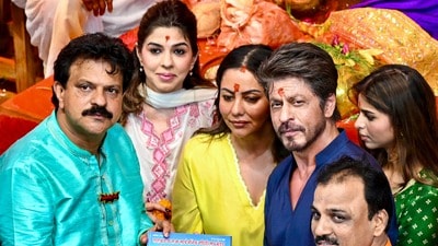 গৌরী-সুহানাকে নিয়ে লালবাগচা রাজার দর্শনে শাহরুখ, কোন ধর্ম মানেন কিং-এর সন্তানরা? (Handout) গৌরী-সুহানাকে নিয়ে লালবাগচা রাজার দর্শনে শাহরুখ, কোন ধর্ম মানেন কিং-এর সন্তানরা? (Handout)