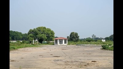 Singh said runoff from Nathupur, DLF Phase-3 and adjoining colonies could be channelised into the proposed pond to reduce waterlogging. (Parveen Kumar/HT) Singh said runoff from Nathupur, DLF Phase-3 and adjoining colonies could be channelised into the proposed pond to reduce waterlogging. (Parveen Kumar/HT)