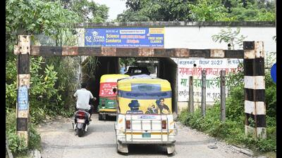 The underpass connecting the Pipra Ghat side with the Dilkusha Kothi stretch allows only one four-wheeler to pass at a time. (Deepak Gupta/HT Photo) The underpass connecting the Pipra Ghat side with the Dilkusha Kothi stretch allows only one four-wheeler to pass at a time. (Deepak Gupta/HT Photo)
