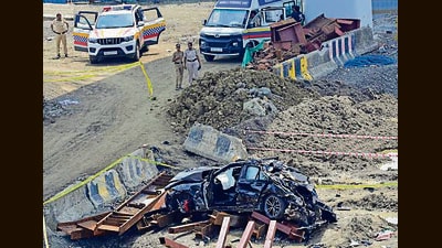 Three people died when the BMW they were driving in smashed a Coastal Road barrier and plunged into a construction site on Sunday. (Anshuman Poyrekar/HT Photo) Three people died when the BMW they were driving in smashed a Coastal Road barrier and plunged into a construction site on Sunday. (Anshuman Poyrekar/HT Photo)