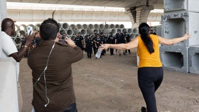Protesters confront police officers after city officials said that a U.S. Immigration and Customs Enforcement (ICE) agent shot a person earlier in the day in Austin, Texas, U.S. September 20, 2026.   REUTERS/Nuri Vallbona (REUTERS)