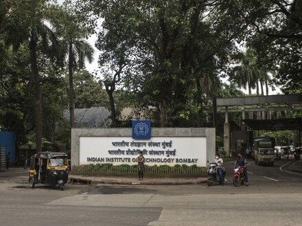 ছাত্র মৃত্যুতে উত্তাল IIT বম্বে! টানা বিক্ষোভের মুখে ১৮ দফা দাবিপত্রে সই ডিরেক্টরের