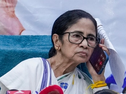 দলের নাম এবং নির্বাচনী প্রতীক নিয়ে তৃণমূলের দুই শিবিরের মধ্যে টানাপোড়েন চলছে।