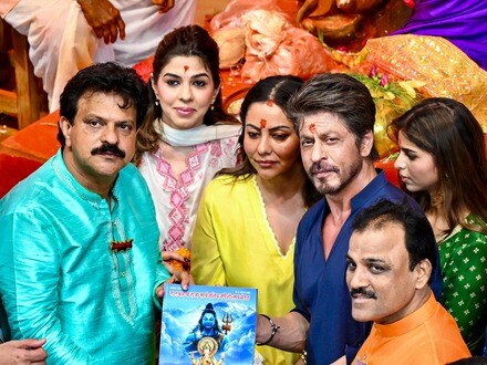 গৌরী-সুহানাকে নিয়ে লালবাগচা রাজার দর্শনে শাহরুখ, কোন ধর্ম মানেন কিং-এর সন্তানরা?