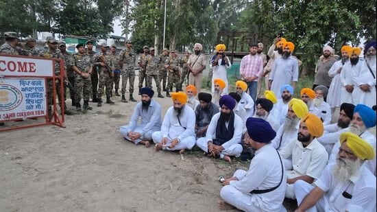 Akal Takht acting jathedar Giani Kuldeep Singh Gargaj with Sikh devotees at the India-Pak border in Dera Baba Nanak. (HT photo)