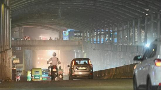 Evening haze seen at the Ashram Chowk underpass on Monday. (Sanjeev Verma /Ht photo)