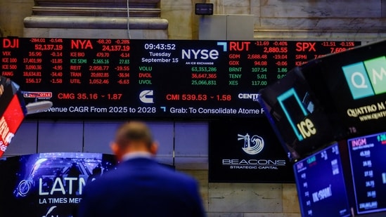 US stock market futures rise as Dow, S&P 500 and Nasdaq futures gain. (REUTERS/Jeenah Moon/File Photo)