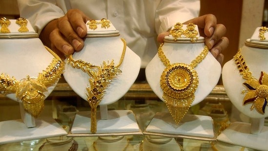 తగ్గిన బంగారం, వెండి ధరలు