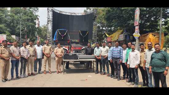 Police commissioner Vinay Kumar Choubey and senior officers had also held meetings with Ganesh mandal office-bearers and issued written instructions to comply with noise-control norms during immersion processions. (HT PHOTO)