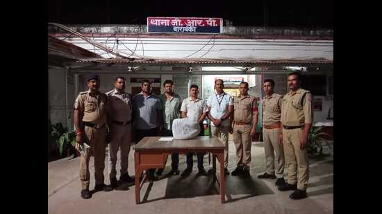 Policemen with the charas recovered from the general compartment of a train in Barabanki on Monday (HT Photo)