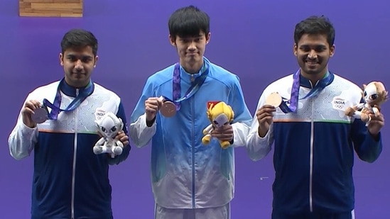 Himanshu Dhillon (L) won silver while Rudrankksh Patil (R) claimed bronze.