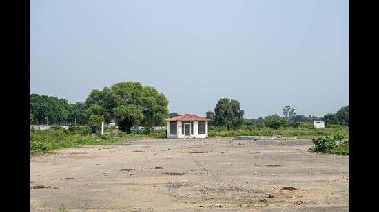 Singh said runoff from Nathupur, DLF Phase-3 and adjoining colonies could be channelised into the proposed pond to reduce waterlogging. (Parveen Kumar/HT)