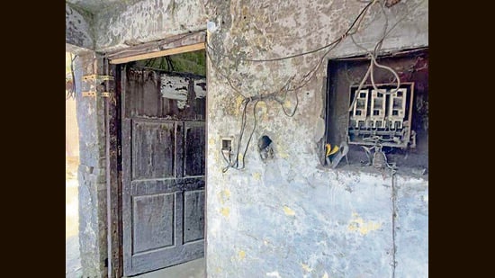 The dilapidated condition of the utility’s Daresi office in Ludhiana on Monday. (Gurpreet Singh/ht)