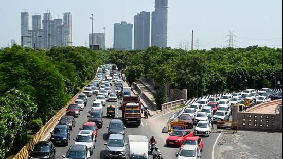 The problem is most acute for vehicles travelling from Noida towards Delhi, with the tailback routinely extending about 4km, from the Film City Flyover towards Amity University in Sector 126. (Sunil Ghosh/HT Photo)