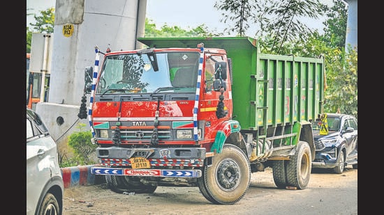 The victims included three workers from a Nehru Place-based company and an auto-rickshaw driver who were at the camera installation site early Sunday. (Sanchit Khanna/HT Photo)
