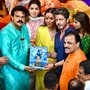 গৌরী-সুহানাকে নিয়ে লালবাগচা রাজার দর্শনে শাহরুখ, কোন ধর্ম মানেন কিং-এর সন্তানরা?