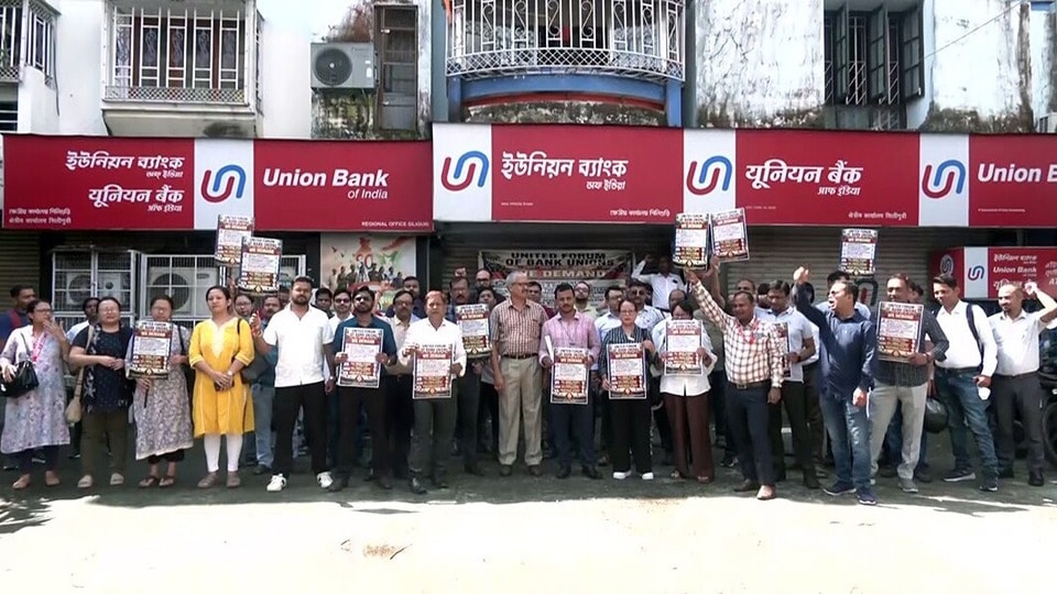 <p>బ్యాంకుల్లో ఏవైనా ముఖ్యమైన పనులు ఉంటే వెంటనే పూర్తి చేసుకోండి! లేదంటే తీవ్ర ఇబ్బందులు ఎదుర్కొనే ప్రమాదం ఉంది. దేశవ్యాప్తంగా బ్యాంకింగ్ ఉద్యోగుల సంఘాల ఐక్య వేదిక ‘యునైటెడ్ ఫోరమ్ ఆఫ్ బ్యాంక్ యూనియన్స్’ సెప్టెంబర్ 28 నుంచి 30 వరకు మూడు రోజుల పాటు దేశవ్యాప్త సమ్మెకు పిలుపునిచ్చింది.</p>(ANI Video Grab)
