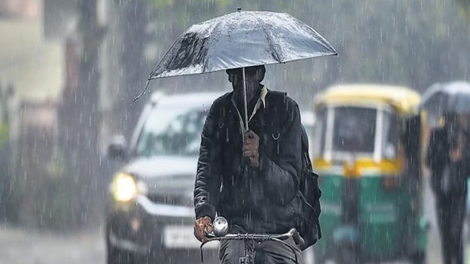 <p>తెలంగాణ వ్యాప్తంగా వాతావరణం ఒక్కసారిగా మారిపోయింది. రాబోయే వారం రోజుల పాటు రాష్ట్రంలో తేలికపాటి నుంచి మోస్తరు వర్షాలతో పాటు పలు చోట్ల భారీ నుంచి అతి భారీ వర్షాలు కురిసే అవకాశం ఉందని హైదరాబాద్‌లోని భారత వాతావరణ శాఖ (IMD) హెచ్చరించింది. </p>
