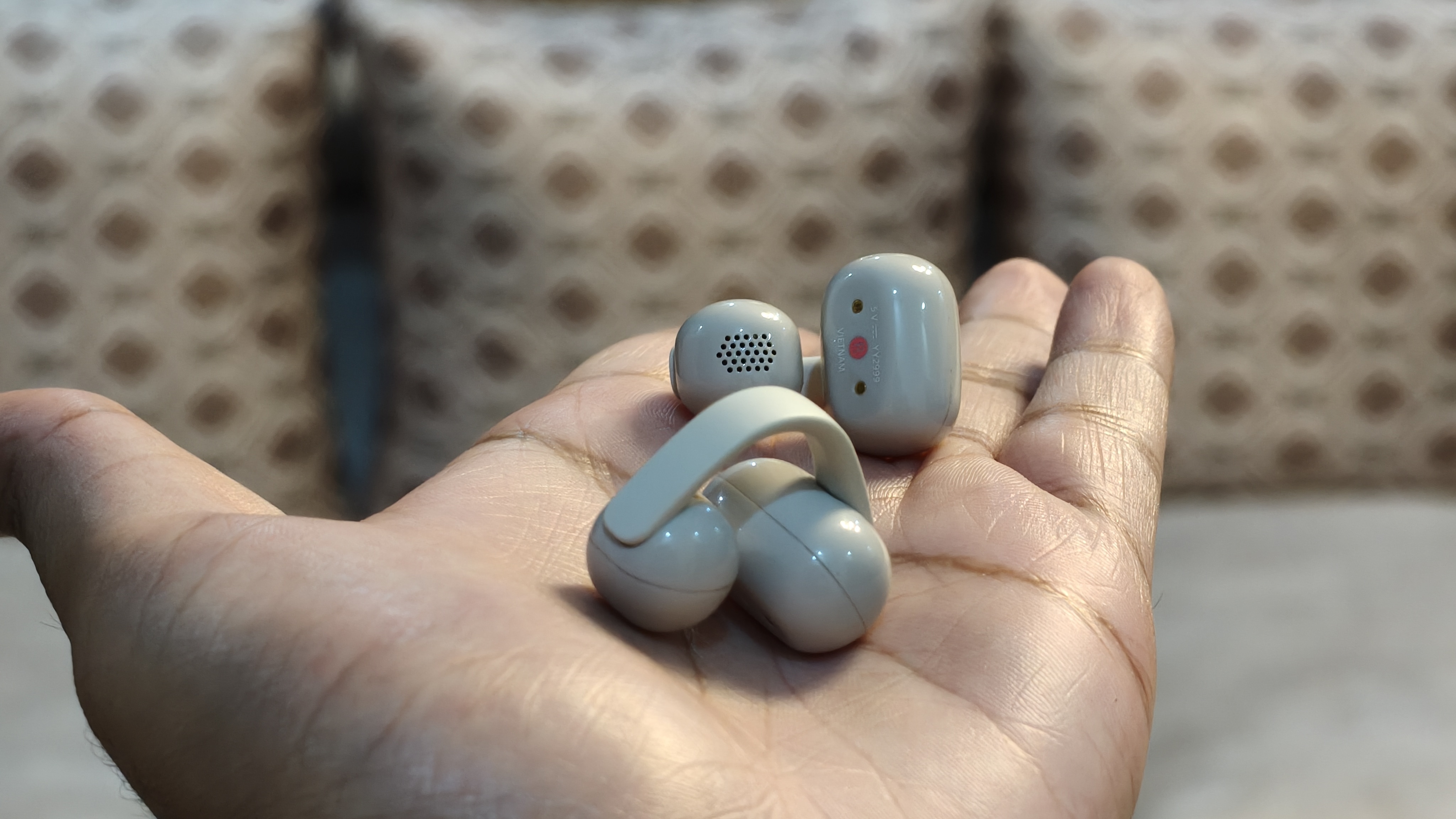 The LinkBuds Clip has a distinctive design, though hooking each earbud securely takes patience. (Shubh Bhushan - Hindustan Times) The LinkBuds Clip has a distinctive design, though hooking each earbud securely takes patience. (Shubh Bhushan - Hindustan Times)