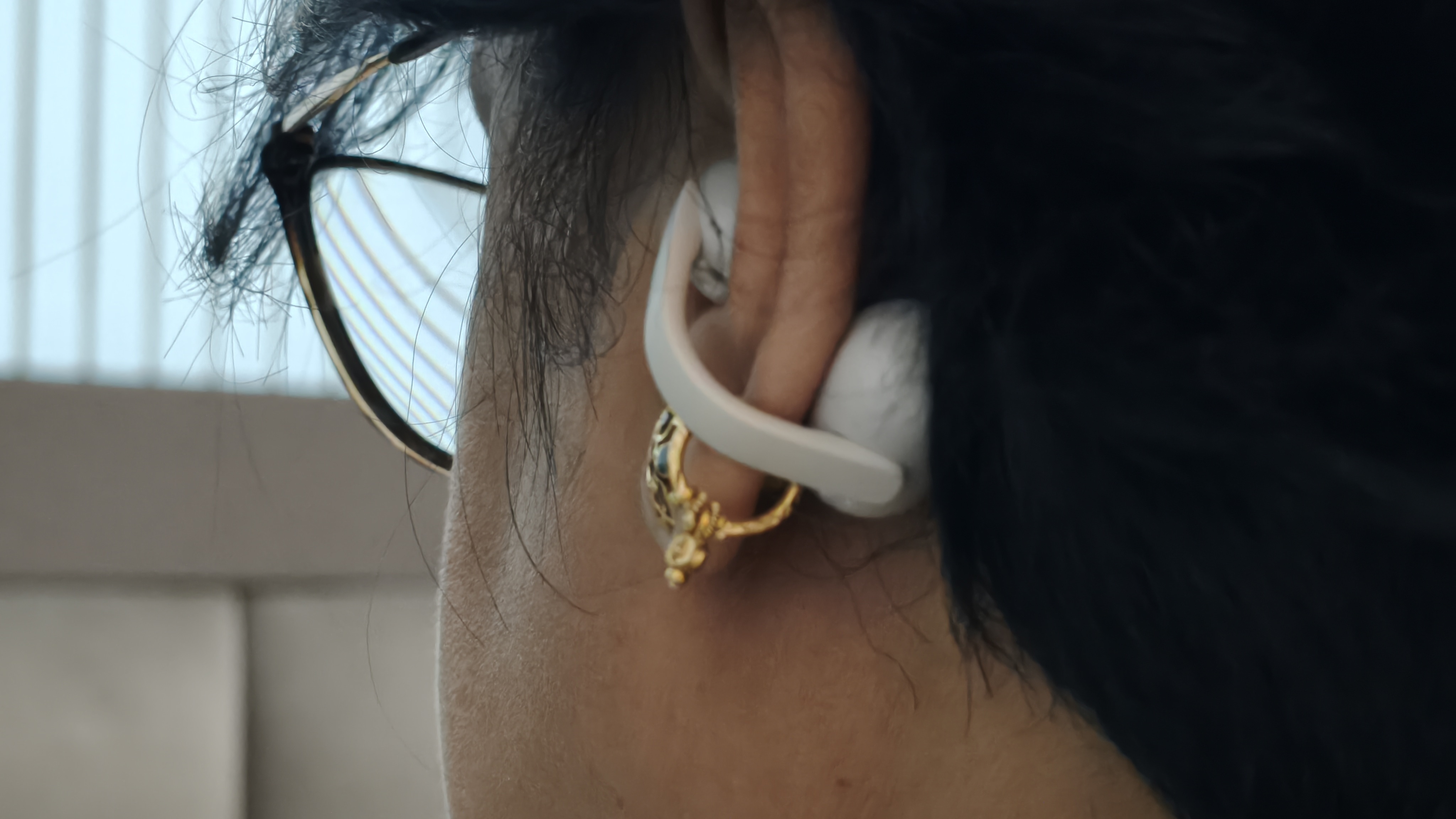The LinkBuds Clip feels uncomfortable on wider ears, with its tight bridge creating noticeable pressure during use. (Shubh Bhushan - Hindustan Times) The LinkBuds Clip feels uncomfortable on wider ears, with its tight bridge creating noticeable pressure during use. (Shubh Bhushan - Hindustan Times)