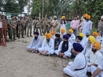 Akal Takht acting jathedar Giani Kuldeep Singh Gargaj with Sikh devotees at the India-Pak border in Dera Baba Nanak. (HT photo)