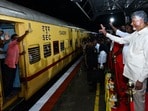 ప్రయాణికులకు సీఎం చంద్రబాబు అభివాదం
