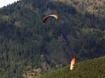 Paragliding enthusiasts in action in Kullu, Himachal Pradesh. (Aqil Khan /Ht)