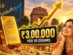 <p>జెఫరీస్ ఈక్విటీ రీసెర్చ్ విభాగాధిపతి క్రిస్ వుడ్ బంగారం భవిష్యత్తుపై తీవ్ర బుల్లిష్‌గా  ఉన్నారు. దీర్ఘకాలంలో అంతర్జాతీయ మార్కెట్లో ఒక ఔన్సు పసిడి ధర ఏకంగా 10,000 డాలర్లకు చేరుకుంటుందని ఆయన గట్టిగా విశ్వసిస్తున్నారు. "అమెరికా, జపాన్ దేశాలు ఎదుర్కొంటున్న తీవ్రమైన ఆర్థిక సంక్షోభాల వల్ల బంగారం ధర 10,000 డాలర్లకు చేరడం ముమ్మాటికీ సాధ్యమే," అని క్రిస్ వుడ్ స్పష్టం చేశారు. అమెరికా ట్రెజరీ ఈల్డ్స్ విపరీతంగా పెరగడం వల్ల అక్కడ అప్పుల భారం మరింత పెరుగుతుందని, దీనిని నియంత్రించేందుకు అమెరికా ప్రభుత్వం బాండ్ ఈల్డ్స్‌పై పరిమితులు విధించక తప్పదని ఆయన విశ్లేషించారు.</p>