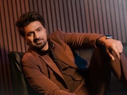 কোন ভয়ে রাতে জেগে থাকেন দেব?
