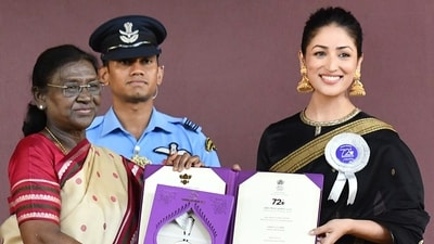 President Droupadi Murmu presents Best Actress in a Leading Role award for Article 370 to Actress Yami Gautam at the 72nd National Film Awards ceremony, in Kevadia on Tuesday. (@PIBAhmedabad X/ANI Photo) ( @PIBAhmedabad)