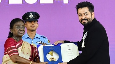 President Droupadi Murmu presents Best Feature Film award for Article 370 to Director-producer Aditya Dhar at the 72nd National Film Awards ceremony, in Kevadia on Tuesday. (@PIBAhmedabad X/ANI Photo) ( @PIBAhmedabad)