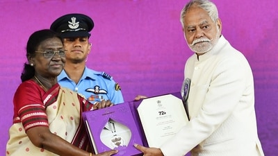 President Droupadi Murmu presents Best Actor in a Supporting Role award for the film Bhakshak to Actor Sanjay Mishra. (@PIBAhmedabad X/ANI Photo) (   @PIBAhmedabad)