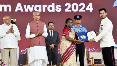President Droupadi Murmu presents Best Debut Director award for the film Swatantrya Veer Savarkar to Randeep Hooda. Governor of Gujarat Acharya Devvrat, Chief Minister Bhupendra Patel and Union Minister Ashwini Vaishnaw were also present. (@PIBAhmedabad X/ANI Photo) (   @PIBAhmedabad)