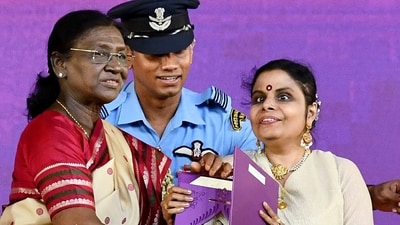 President Droupadi Murmu presents the Best Female Playback Singer award to Singer Vaikom Vijayalakshmi for her rendition of Angu Vaana Konilu from the Malayalam film A. R. M. She received a standing ovation. (@PIBAhmedabad X/ANI Photo) (@PIBAhmedabad)