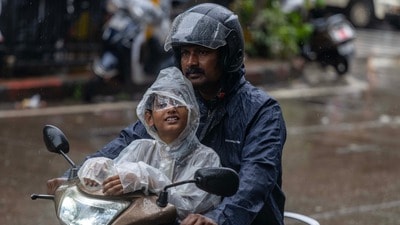 বঙ্গোপসাগরে তৈরি হওয়া নিম্নচাপ ক্রমশ শক্তি বাড়াচ্ছে। (Hindustan Times) বঙ্গোপসাগরে তৈরি হওয়া নিম্নচাপ ক্রমশ শক্তি বাড়াচ্ছে। (Hindustan Times)