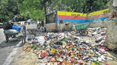 An overflowing dhalao in south Delhi. (HT Archive)