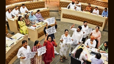 Councillors protesting against the BJP in the Well of the House during the meeting at municipal corporation office in Sector 17, Chandigarh on Tuesday. (Keshav Singh/HT) Councillors protesting against the BJP in the Well of the House during the meeting at municipal corporation office in Sector 17, Chandigarh on Tuesday. (Keshav Singh/HT)