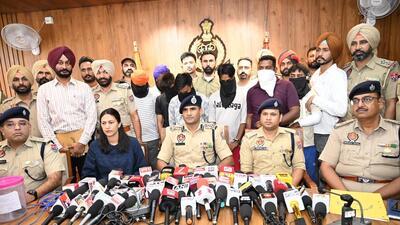 Deputy inspector general (DIG), Patiala range, Kuldeep Chahal (centre) addressing the press conference in Barnala on Tuesday. (HT Photo)