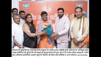 Haryana CM Nayab Singh Saini along with BJP state president Archana Gupta felicitating the newly appointed OBC morcha president Sunil Sen in Panchkula on Tuesday. (HT)
