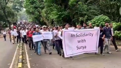 আইআইটি বম্বের ছাত্রমৃত্যুতে অভিযুক্ত অধ্যাপকের পাশে শিক্ষকমহল (PTI) আইআইটি বম্বের ছাত্রমৃত্যুতে অভিযুক্ত অধ্যাপকের পাশে শিক্ষকমহল (PTI)