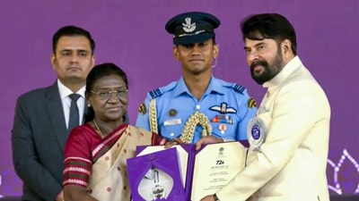 Mammootty: నాలుగోసారి నేషనల్ అవార్డు అందుకున్న మెగాస్టార్.. బాలీవుడ్ హీరోతో కలిసి.. ఘనంగా నేషనల్ ఫిల్మ్ అవార్డుల వేడుక (@PresidentOfIndia) Mammootty: నాలుగోసారి నేషనల్ అవార్డు అందుకున్న మెగాస్టార్.. బాలీవుడ్ హీరోతో కలిసి.. ఘనంగా నేషనల్ ఫిల్మ్ అవార్డుల వేడుక (@PresidentOfIndia)